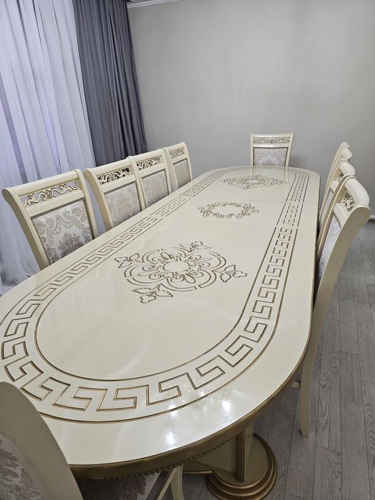 Продам стол раздвижной для столовой и 12 стульев.в отличном состоянии.