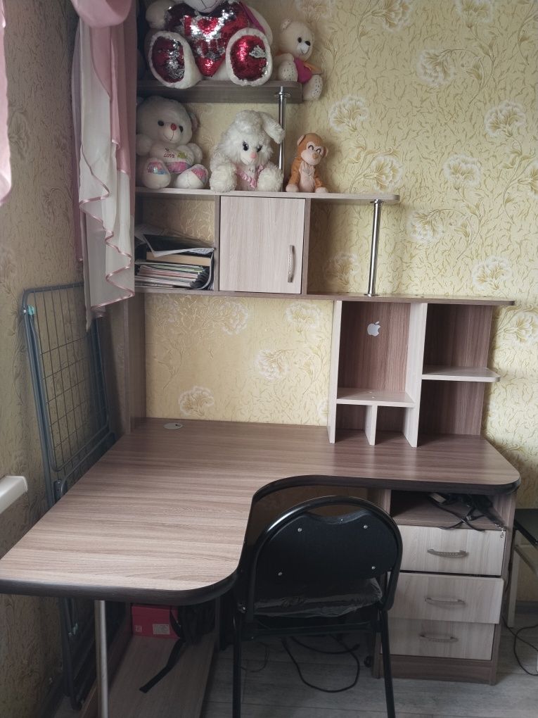 Продам угловой стол