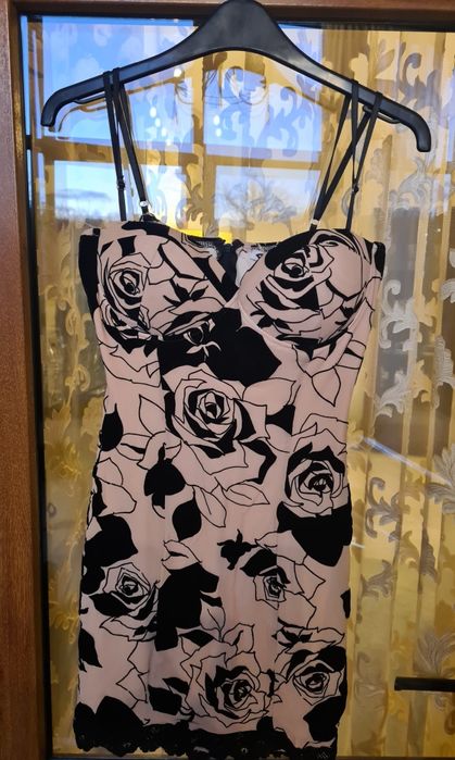 Rochie bej  cu aplicatii catifea neagra