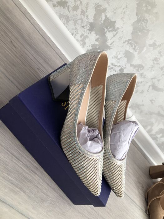 Аяк киимдер сатылады