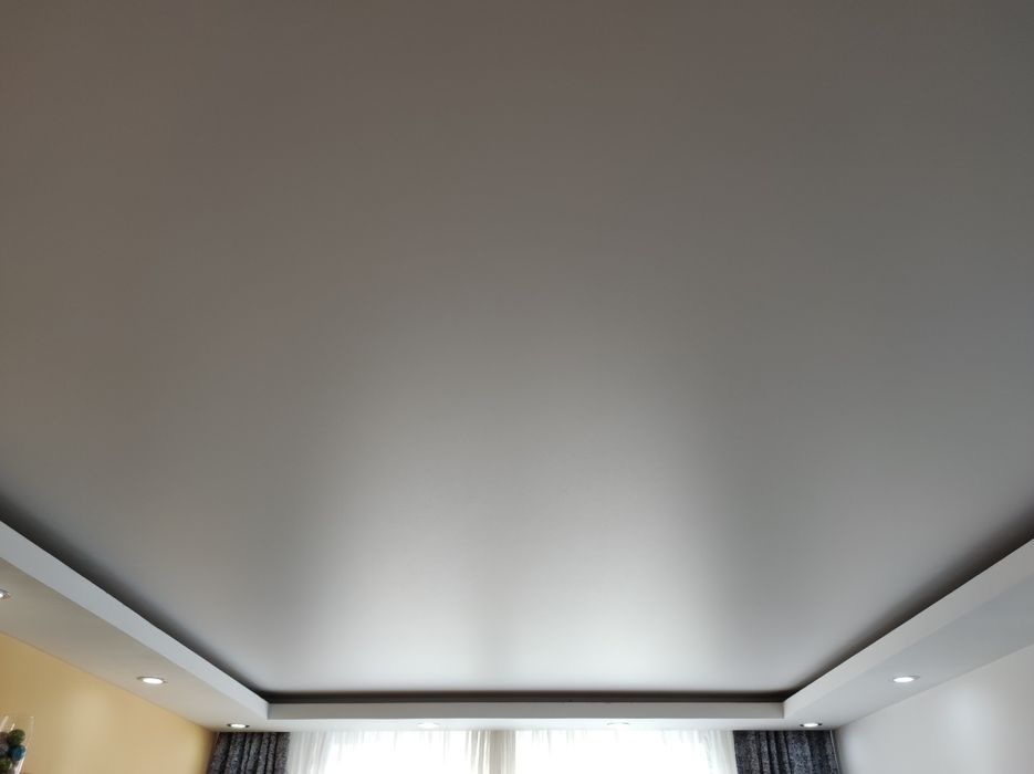 Натяжные потолки. Установка гардин,люстр. Слив воды