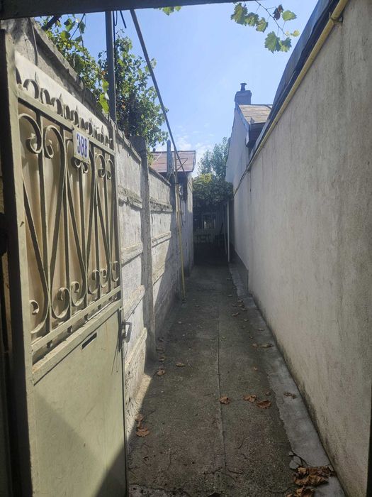 Casa de vanzare, strada Mihai Bravu, Intre Apolo si Carpati.