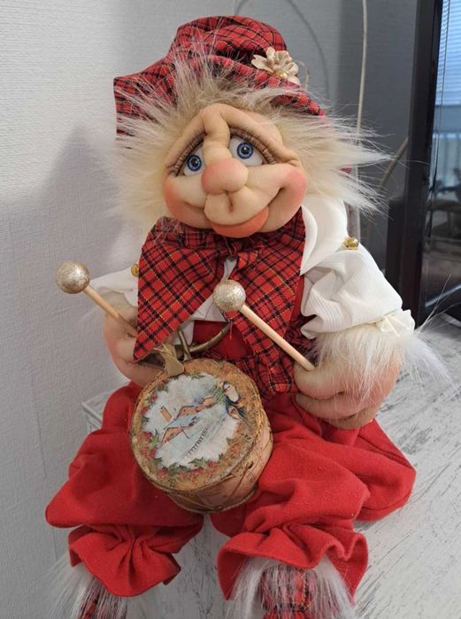 Гном в коледни цветове