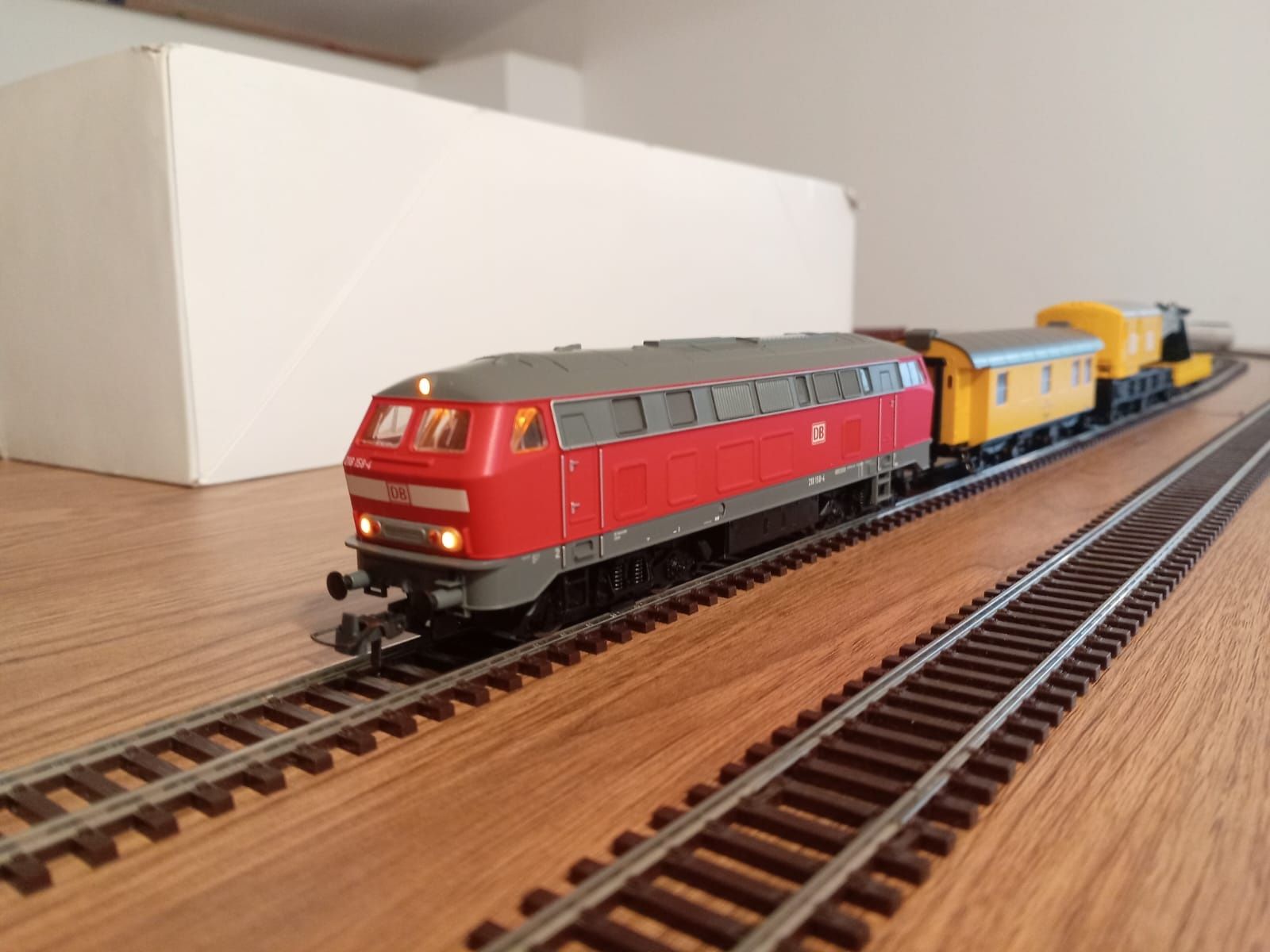 Vând locomotiva diesel BR 218 digitală și stație digitală Roco H0