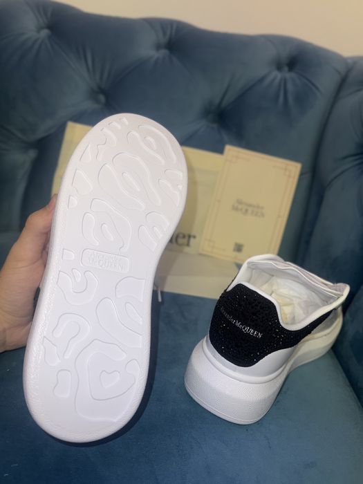 Alexander McQueen,noi cu saculet