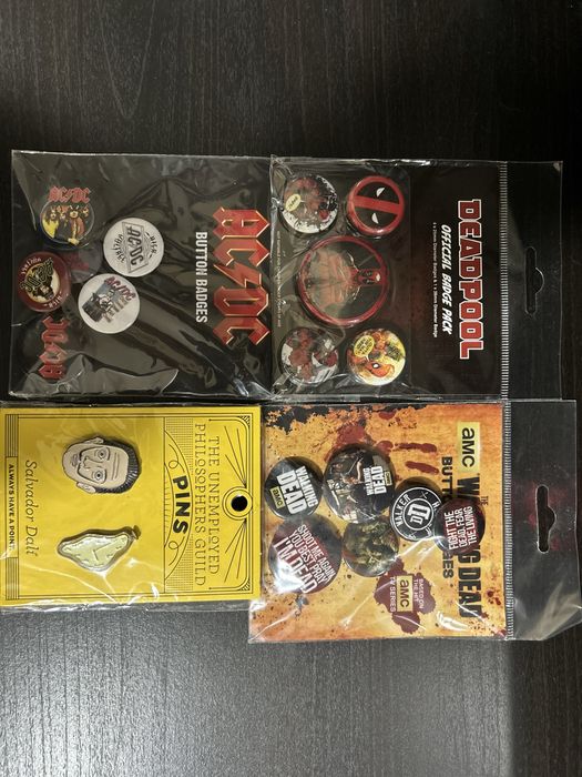 Значки AC/DC , deadpool , the walking dead +++