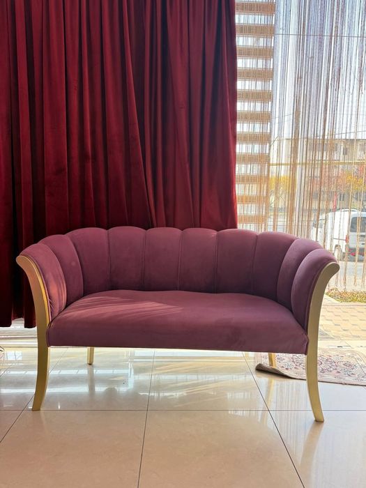 Mehmonxonasida uchun chiroyli yengi dizayndegi divan