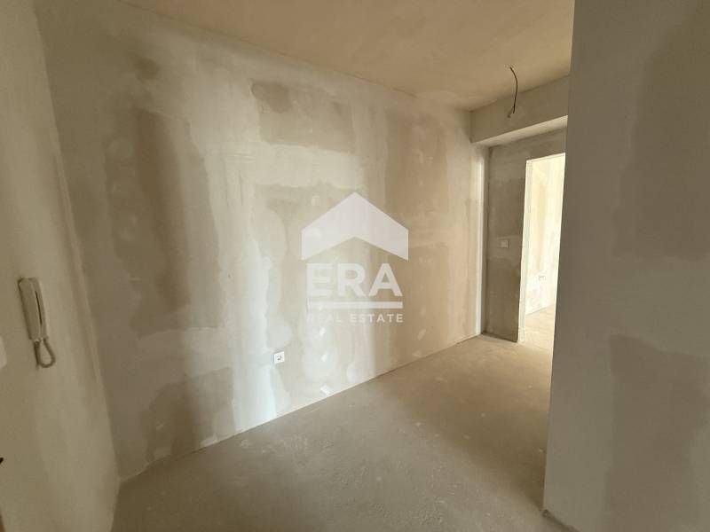 Тристаен апартамент за продажба, с големи стаи, в нов затворен тип ком