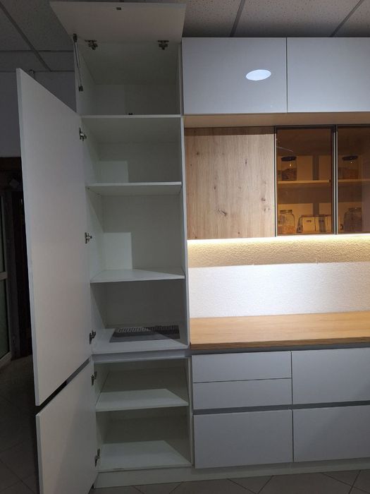 Zamonaviy G-shaklli oshxona shourumdan