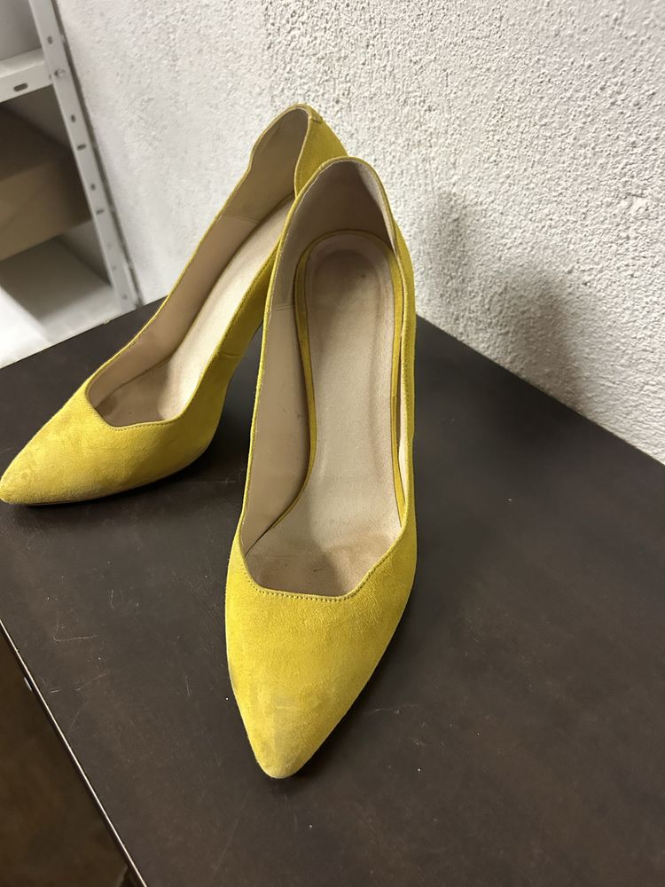 Обувки на  ток в лимонено жълт цвят