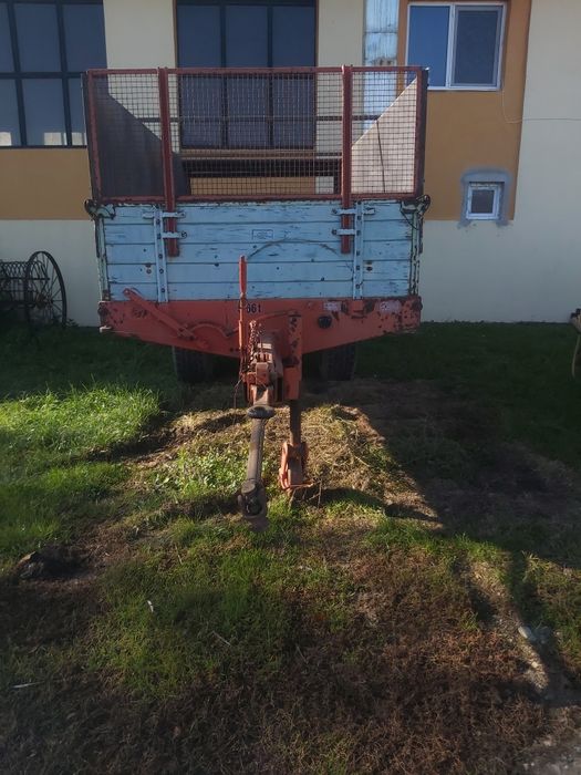 Remorca de împrăștiat gunoi