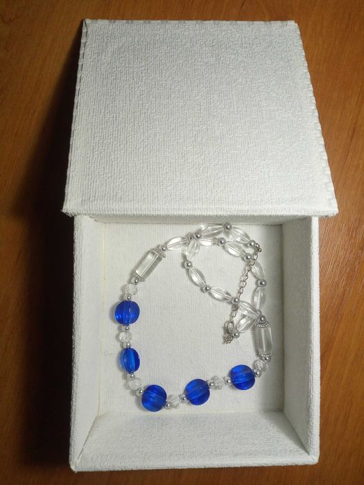 Новое ожерелье и белая шкатулка.Цена за все 50 тысяч сумов