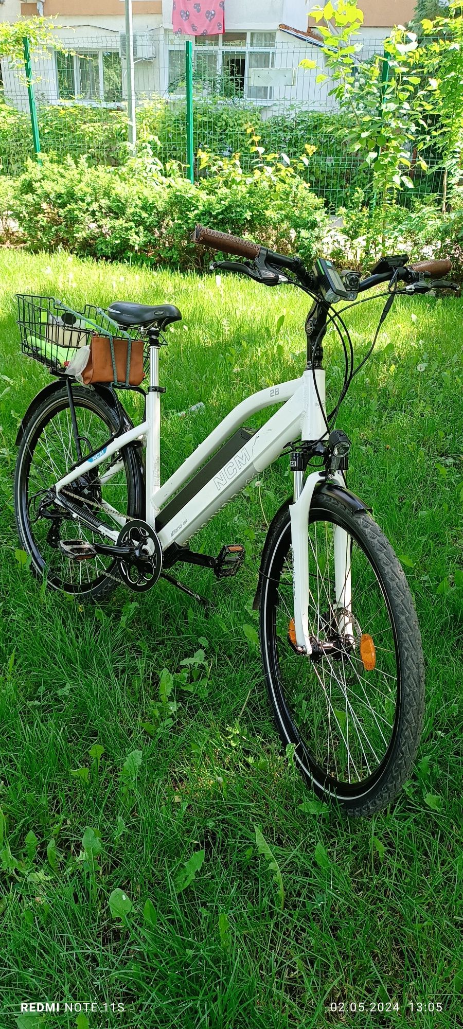 Vind 2 biciclete electrice cu incarcator si chei baterie.