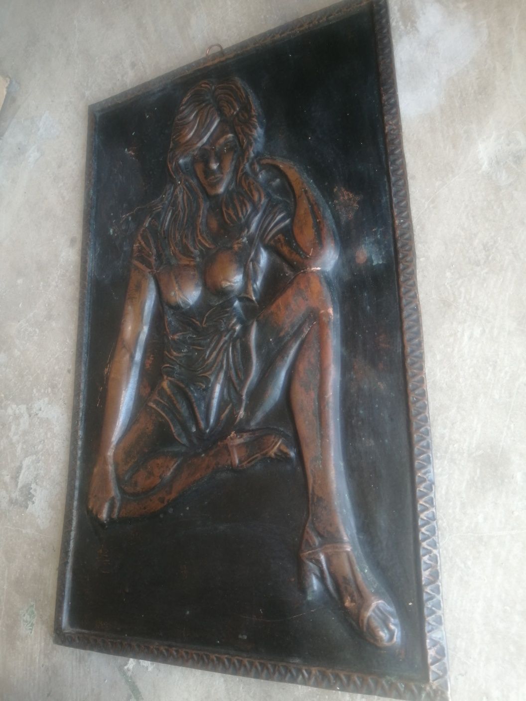 Portret femeie din cupru vechi