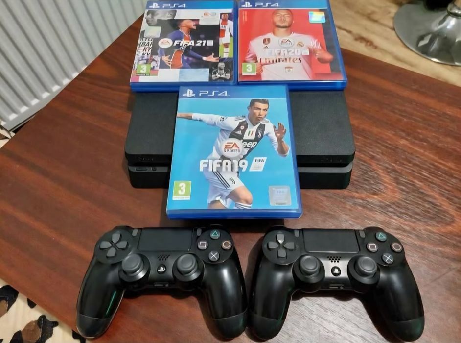 Vând PlayStation4, model Slim, x2 controllere plus 3 jocuri