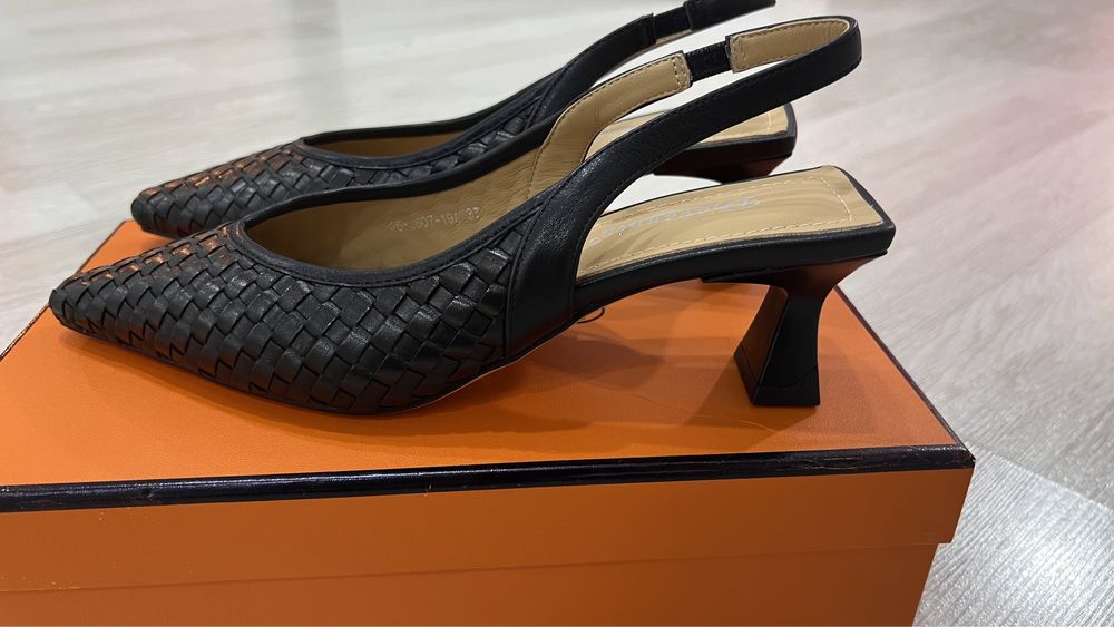 Продаётся кожанные туфли от Djovannia. 37,39 размер.