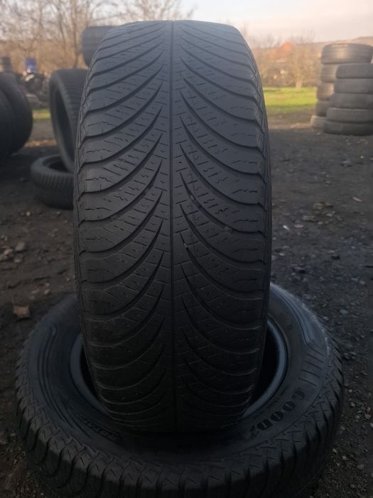 Vand 2 anvelope 185 65 15 goodyear de iarna
