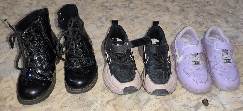 Продается детская обувь.