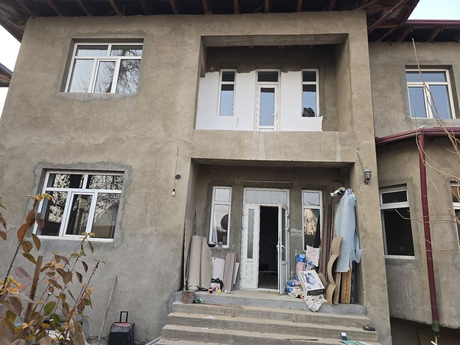 Шошилинч, арзон уй сотилади. Тошкент вилояти Янгийўл шаҳри марказида.