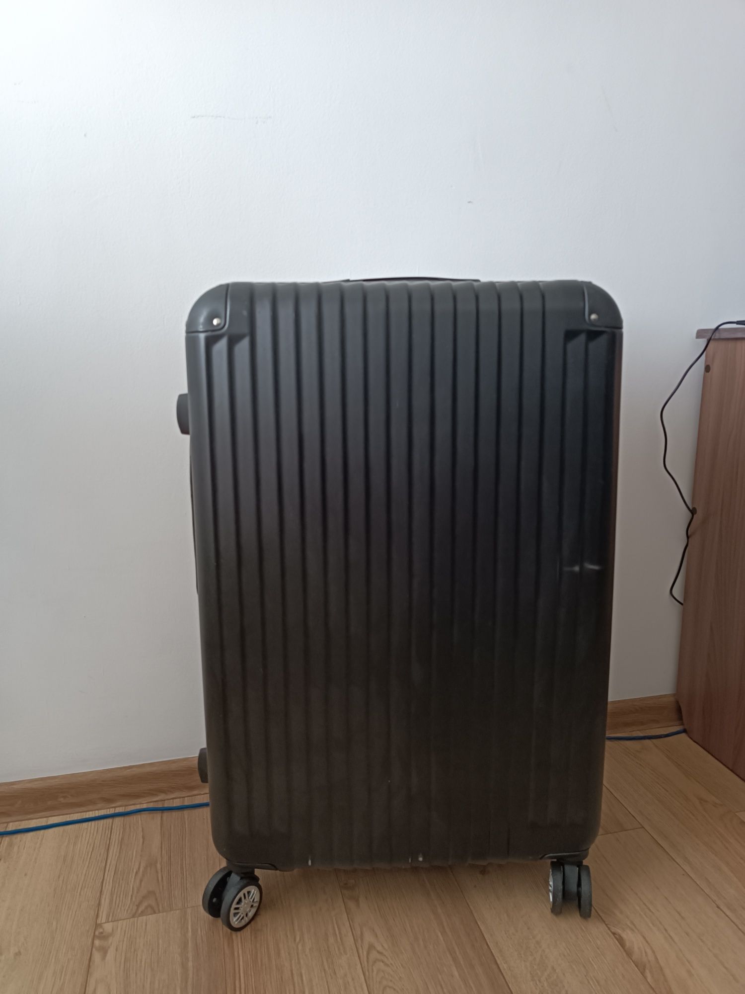 Продам 2 чемодана