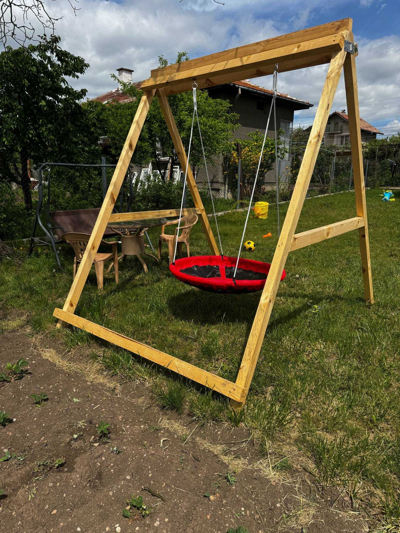Люлка с дървена конструкция по ваш избор.