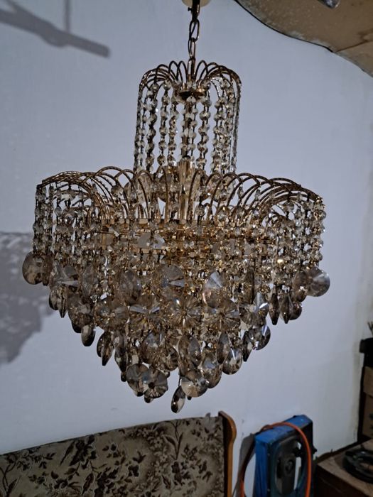 Продам люстру в отличном состоянии