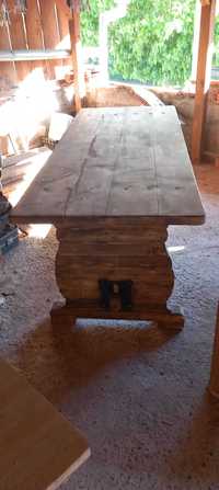 Дървена маса  със 2 пеики!