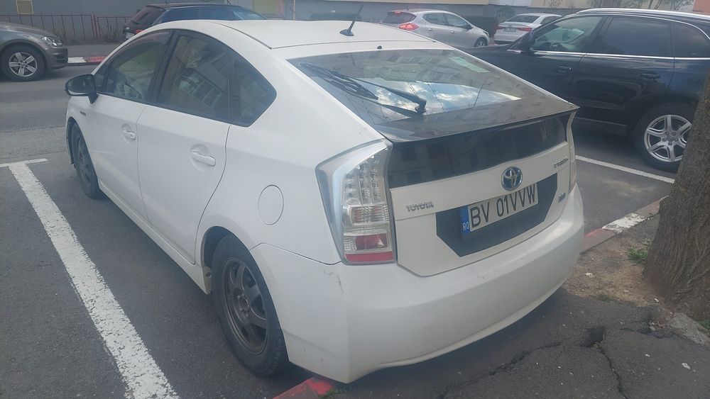 Inchiriez Toyota Prius 3 Hybrid+GPL pentru Delivery Glovo/Wolt