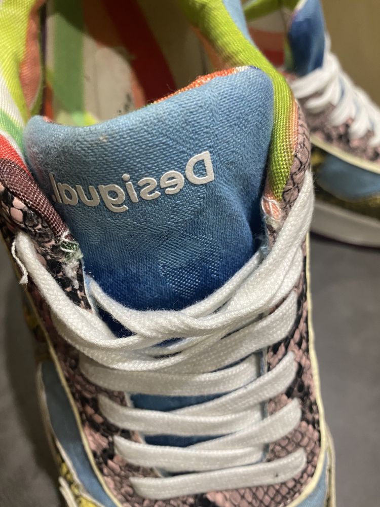 Сникърси Desigual