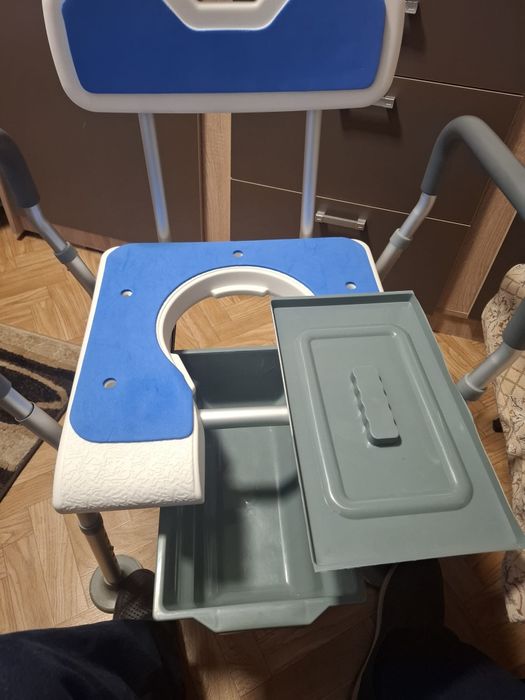 Scaun cu WC de camera, din otel si aluminiu, cu suport hartie igienic