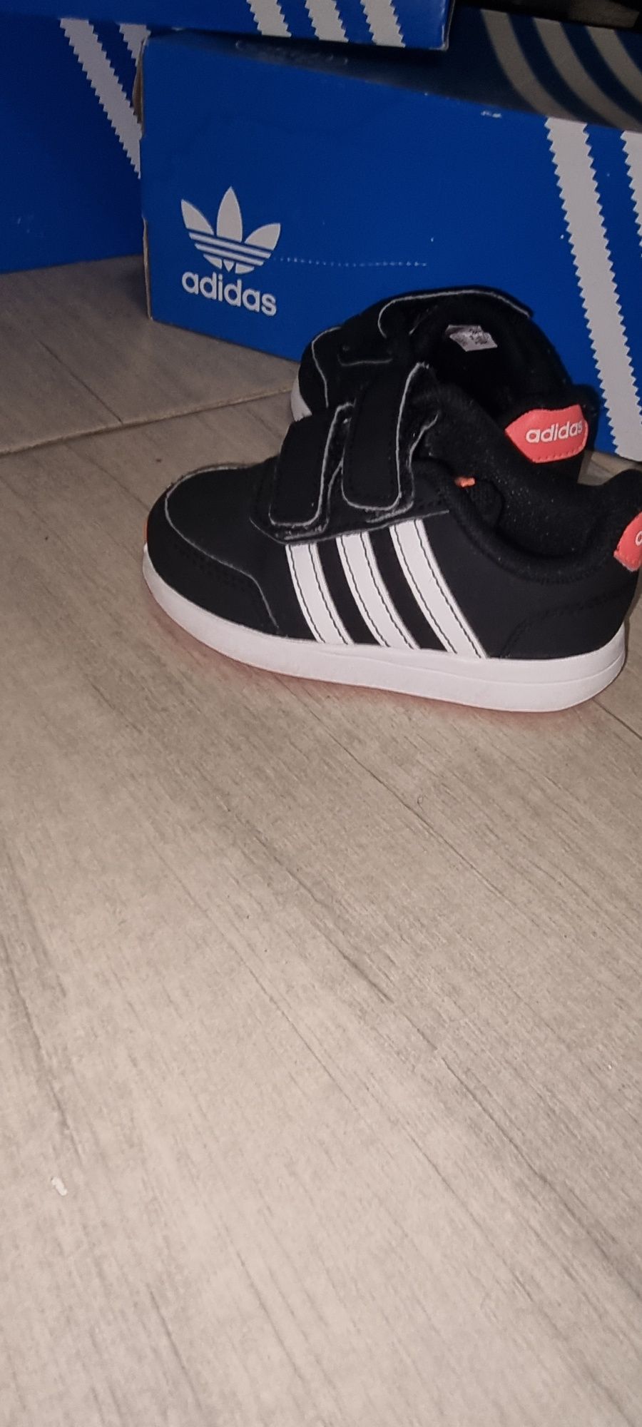 Vând încălțăminte adidas