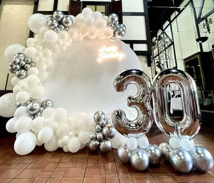 Arcada baloane și alte accesorii de închiriat pentru petrecere copii.