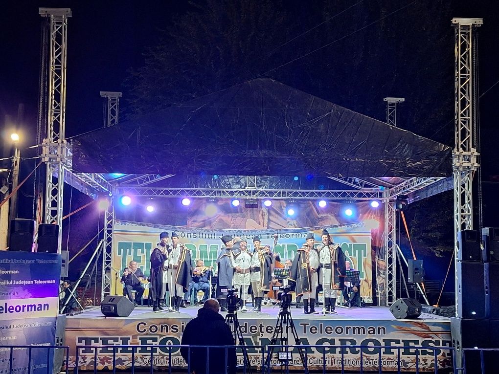 Scena in 2 ape 9x7m pt evenimente in aer liber