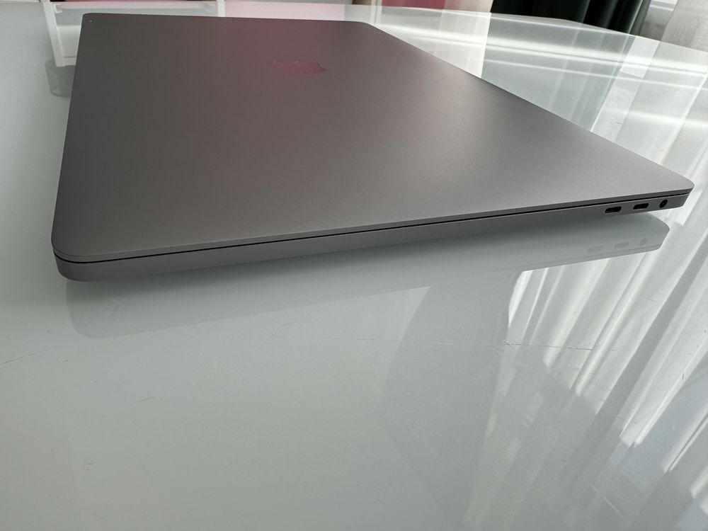 MacBook Pro 16-inch 2019/i9-2.3GHz/32 GB/1TB SSD/AMD 5500M