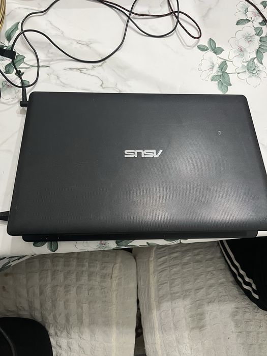 Черный ноутбук Asus