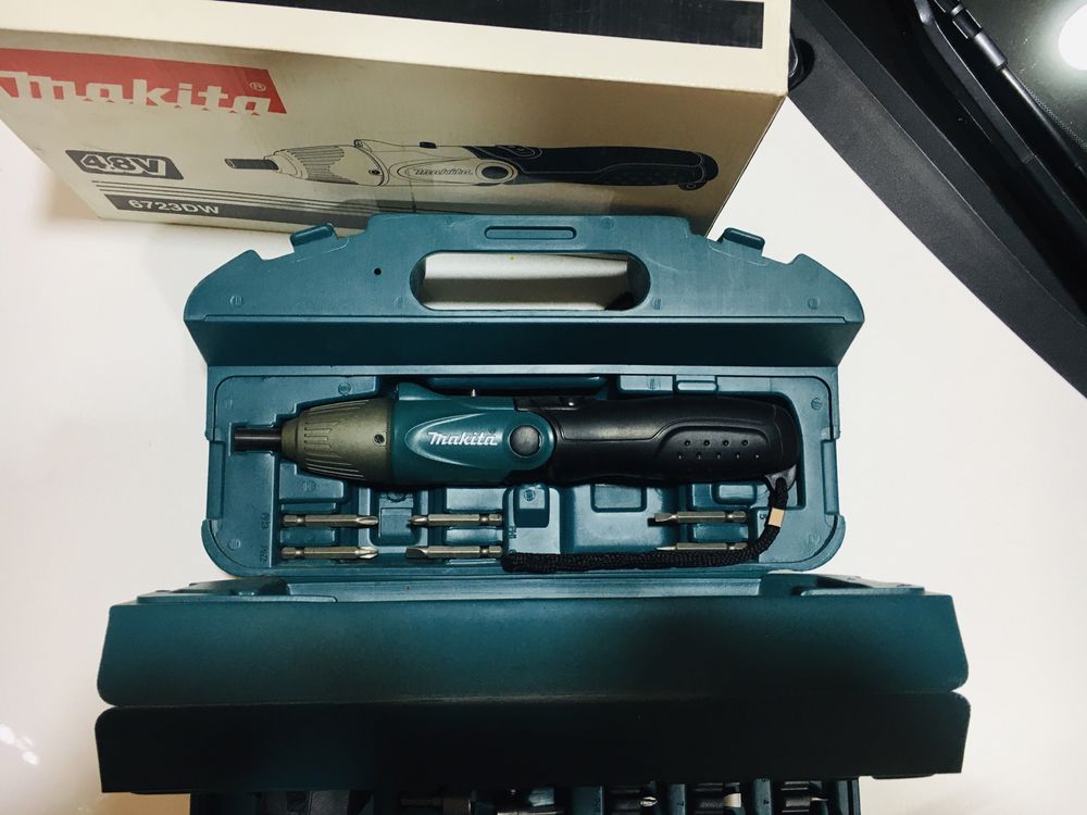 Фирм. аккумуляторная отвёртка+чемодан 80шт разных бит MAKITA ORIGINAL