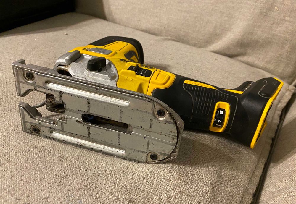 Fierastrau vertical DEWALT DCS335 pe 18V Brushless - corp