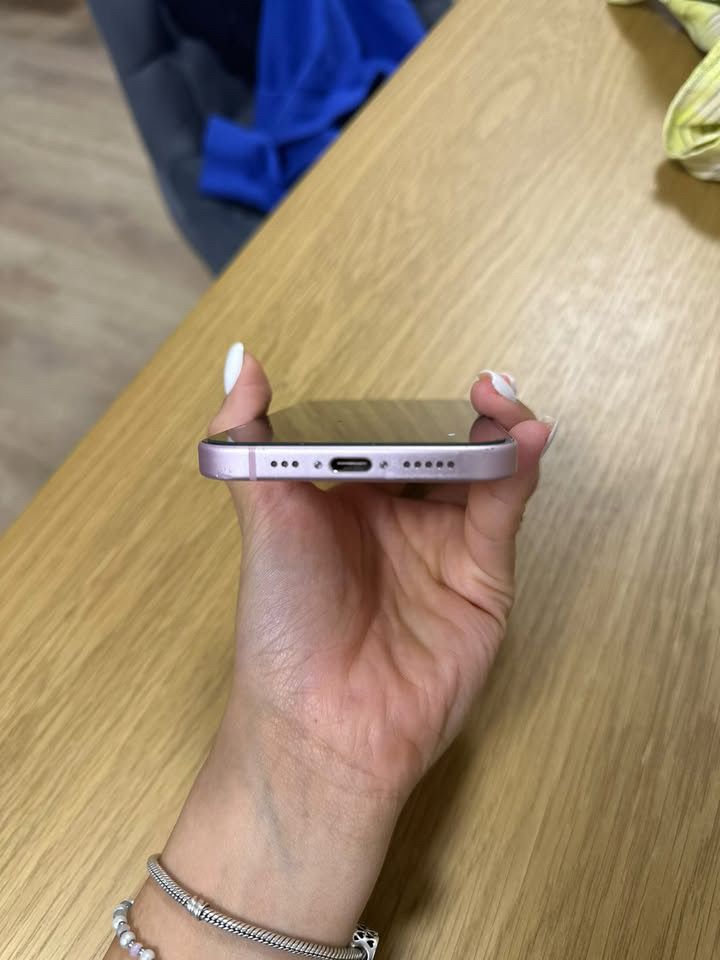 Iphone 15 розов като нов