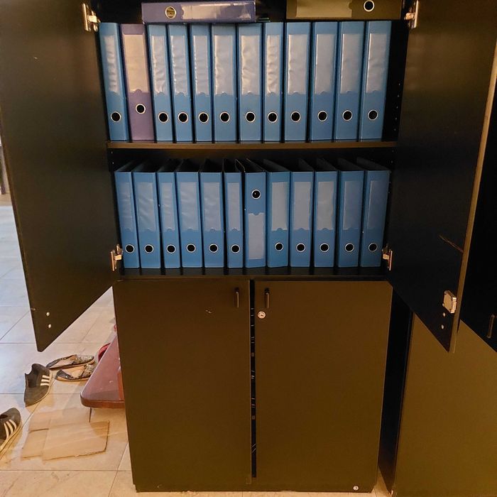 Комплект мебели для секретаря: 3 шкафа ,письменный  стол