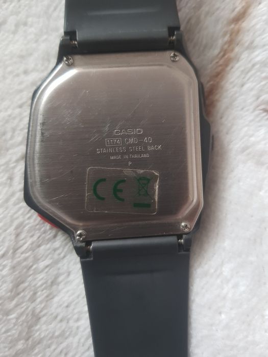 Ceasul digital CASIO CMD-40 1174 este perfect pentru orice outfit dato