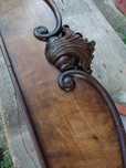 Garnisa lemn de nuc sculptura
