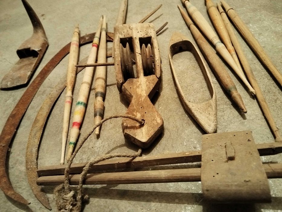 Много стари битови предмети: вретено, ръкойка, сърп, совалка