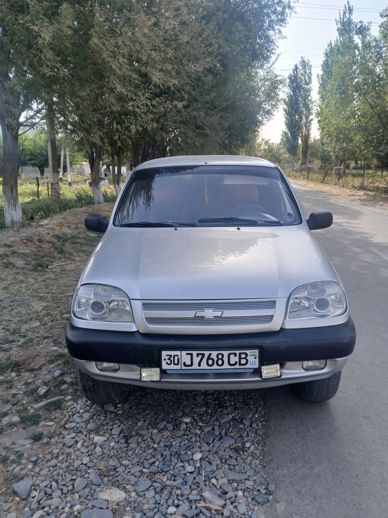 Shebralet niva idiyalni holatda 4x4 soz holatda hamma joyi ishlaydi