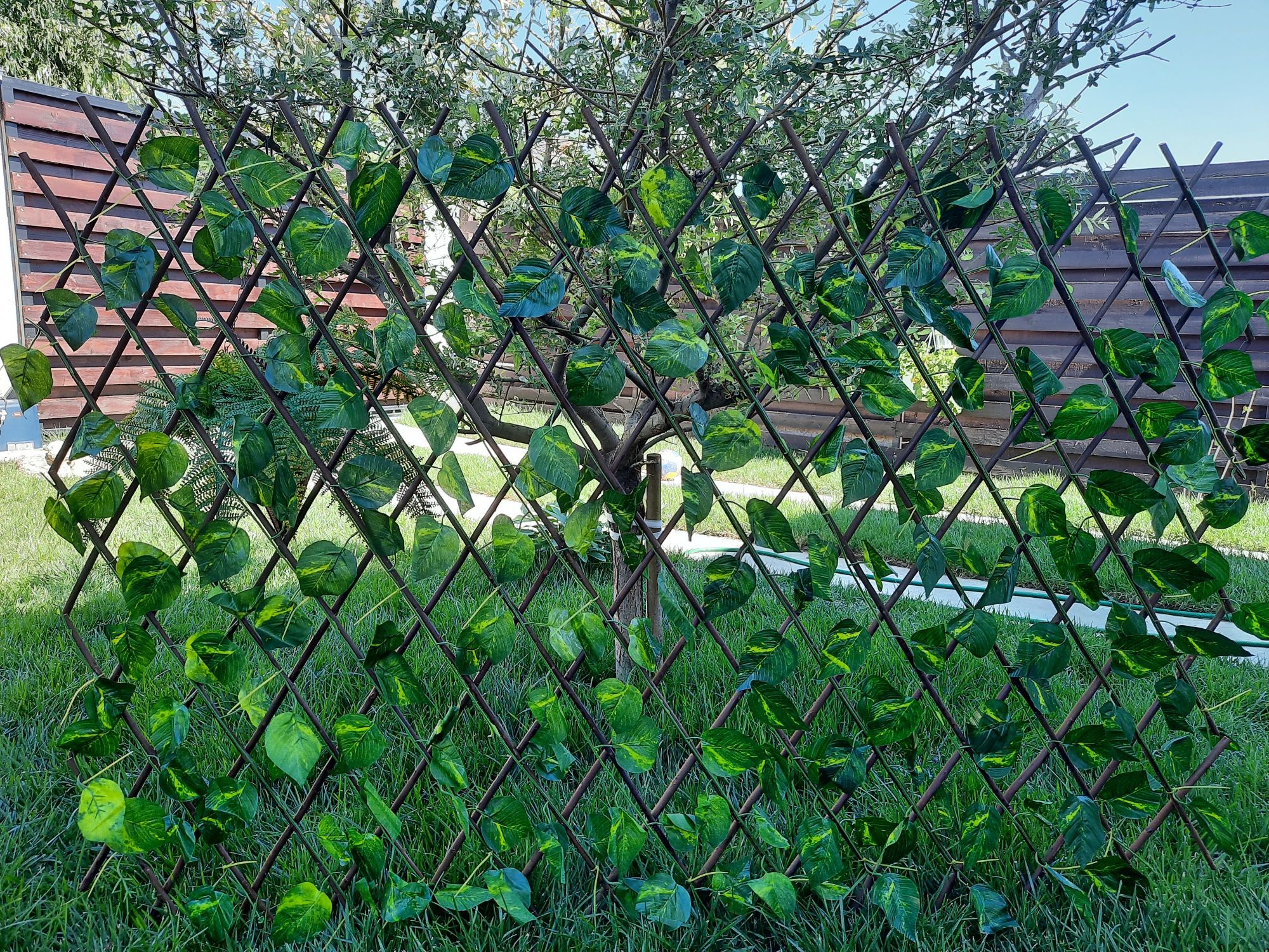 Gard viu artificial extensibil pe nuiele din lemn pliabil