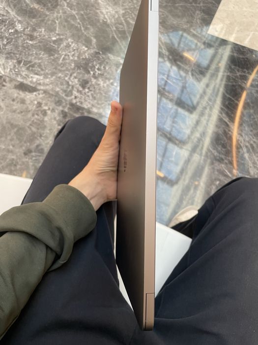 Macbook air m1 8/256 masla holatda 89% 10 soatdan kopga yetadi quvati