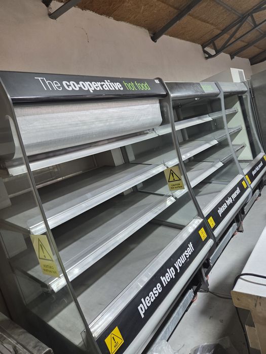 Vitrina cu rafturi calde