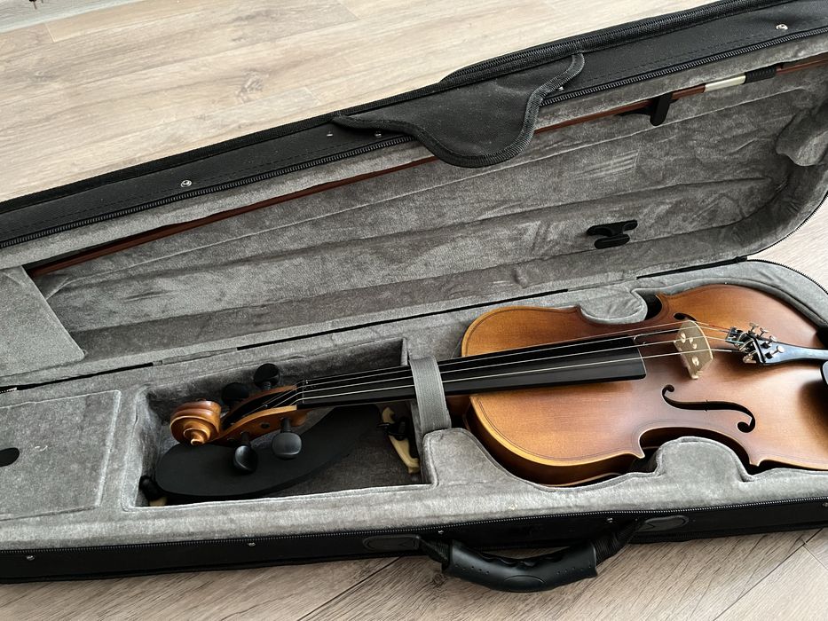 Скрипка 4/4 Хорошего качества, в комплекте идёт канифоль и доп, струны