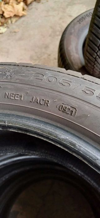 Зимни гуми  17-ки  4 броя 205/55/17 DUNLOP