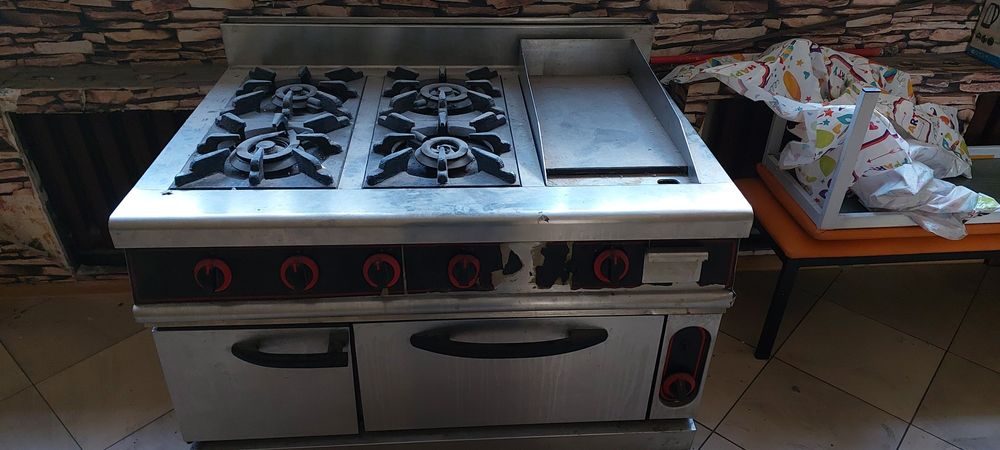 Продам газовую плиту с грилем  и духовкой  4х комфорочную.