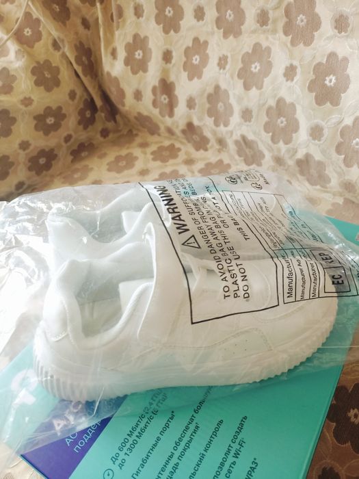 Белые новые кроссовки